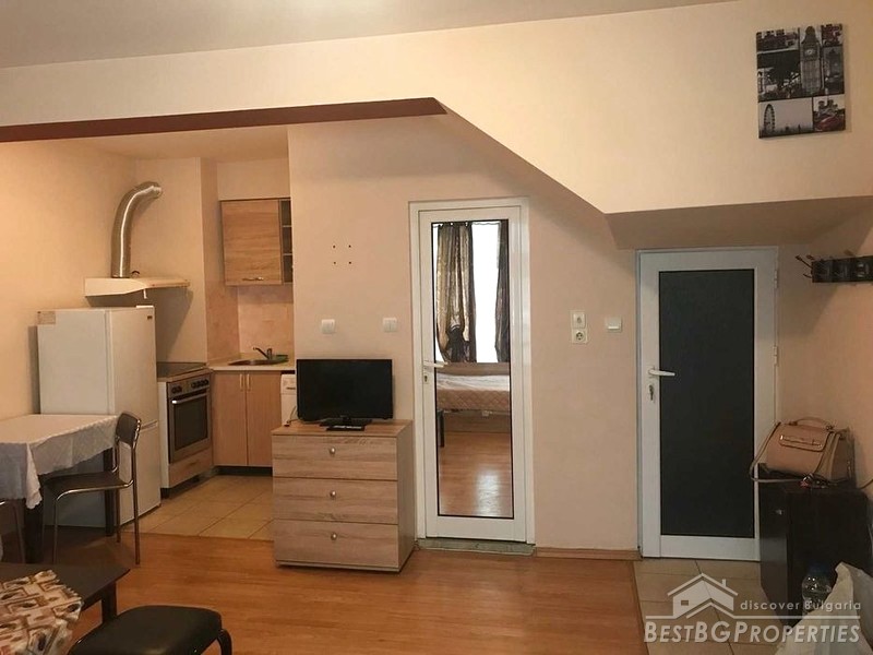 Квартира-студия с собственным двором на продажу в Пловдиве