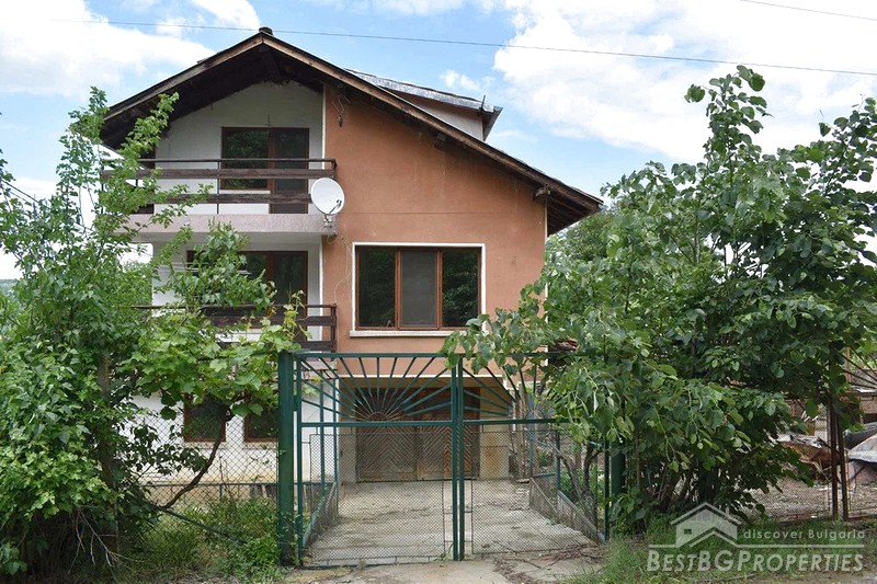 Трехэтажный дом с хозяйственными постройками на продажу недалеко от Велико Тырново