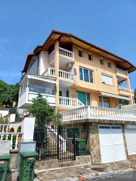 Двухэтажный дом на продажу в морском курорте Святой Влас с видом на море