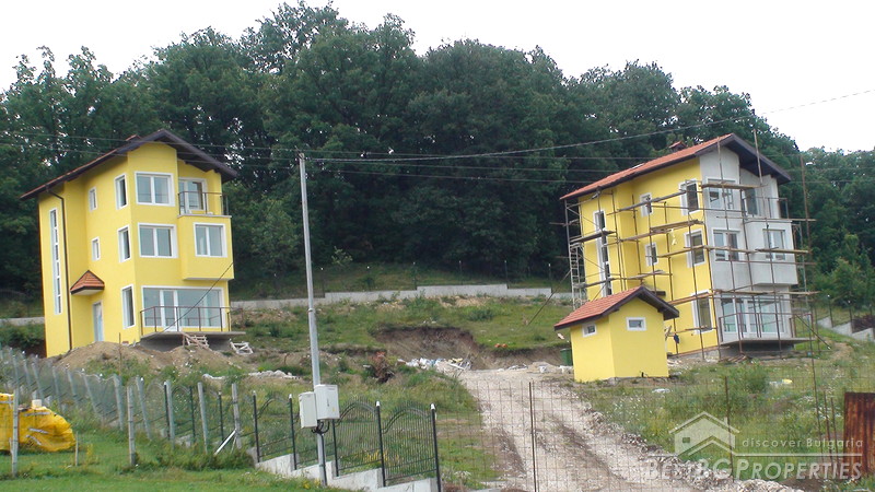 Два дома для продажи недалеко от Перника