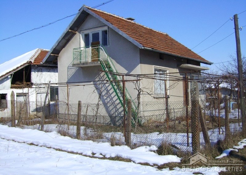 Два дома для продажи на общем земельном участке около города Монтана
