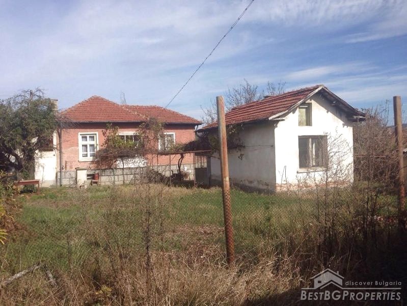 Два дома на общем участке земли в 38 км от Софии