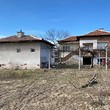 Продаются два дома с общим двором недалеко от Пазарджика