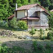 Двухэтажный дом в тихой горной деревне