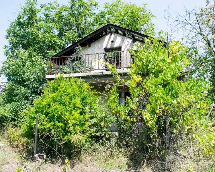 Двухэтажный дом с большим двором в Хасково