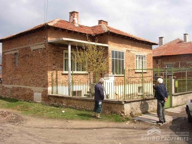 Дом для продажи возле Карлово