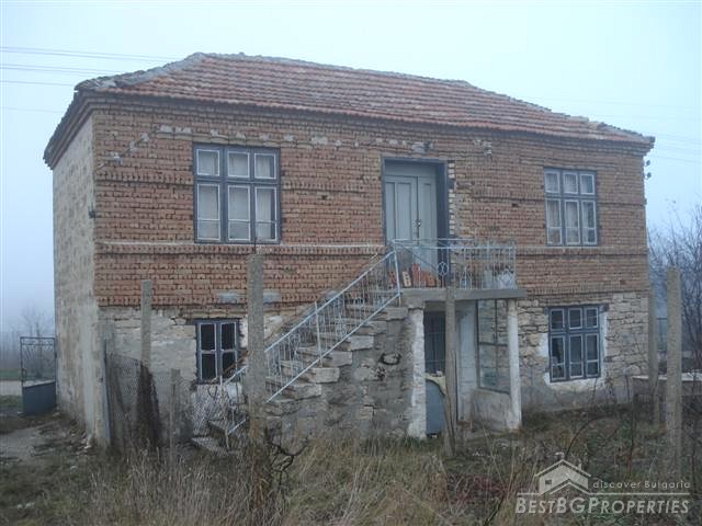Кирпичный дом не далеко от моря