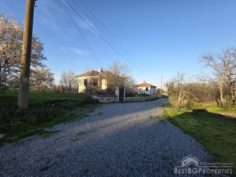 Сельский дом с большим участком земли на окраине деревни недалеко от Burgas.