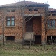 Старый дом возле плотины озера Сопот