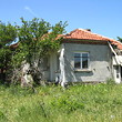 Старый сельский дом около шоссе