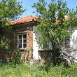 Старый сельский дом около шоссе
