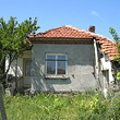 Старый сельский дом около шоссе