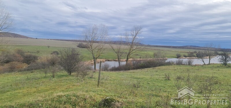 Продаётся земельный участок на берегу озера и недалеко от моря.