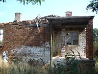 Разрушенный дом с большим участком