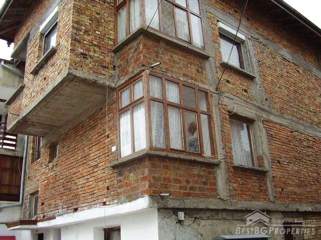 Два этажный кирпичный дом на берегу моря