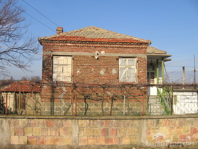 Два этажный кирпичный дом